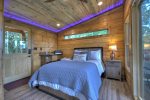 3 Peaks - Queen Bed in Treehouse 